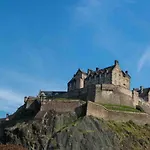 Central Lothian Road Apartment Sleeps Upto 16