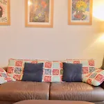 Two Bedroom Flat In Meadowbank Sleeps 4