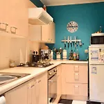 Two Bedroom Flat In Meadowbank Sleeps 4