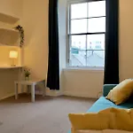 Flat In Stockbridge