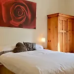 Central 2 Bedroom Flat