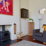 Spacious 2 Bedroom Home In Leith