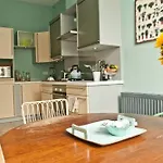 3 Bedroom Home In Bonnie Bruntsfield