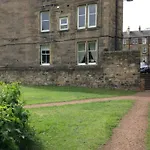 2 Bedroom Flat In Holyrood Park Sleeps 5