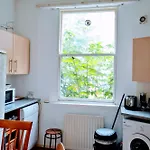 1 Bedroom Open Plan Apartment, Accommodates 4