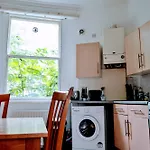1 Bedroom Open Plan Apartment, Accommodates 4