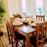 2 Bedroom Leith Apartment Sleeps 4