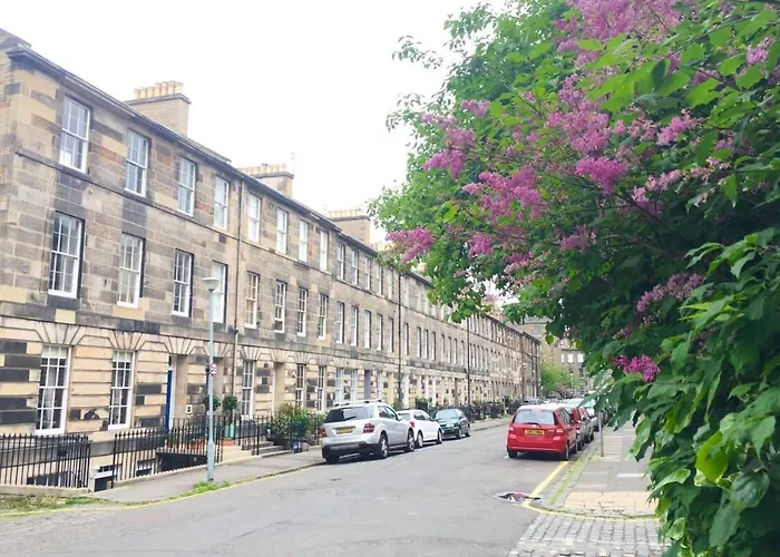 Central Edinburgh With Private Entrance & Patio