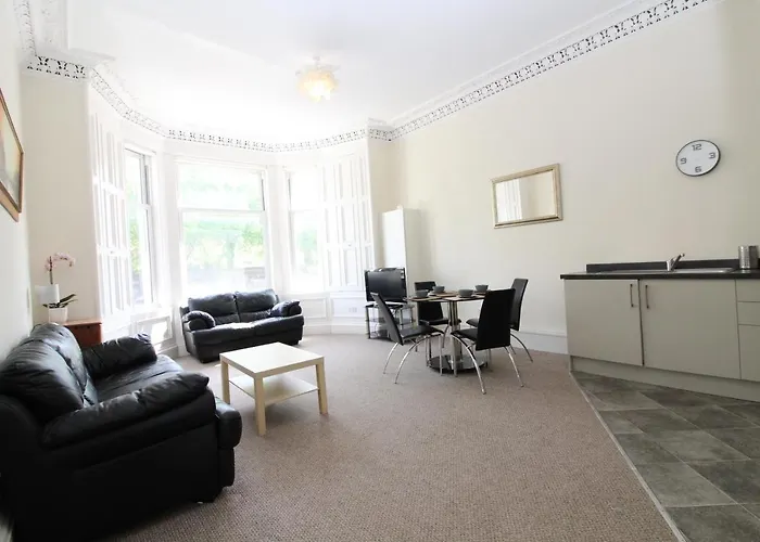 Central Two Bedroom Victorian Apartment With Free Parking