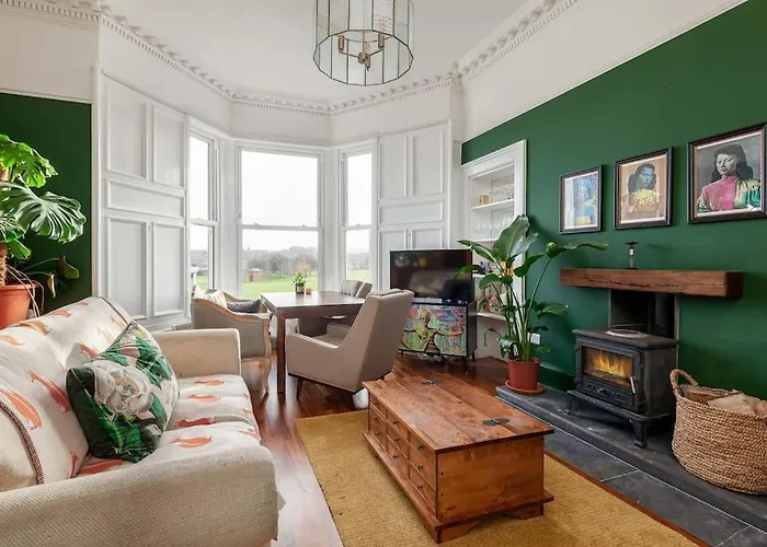 Beautiful Victorian Apartment Close To The Botanical Gardens, Free Parking!