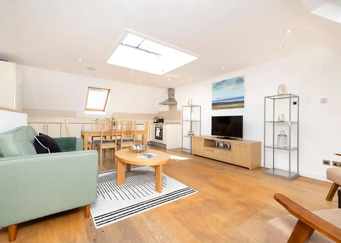 Ultra Sytlish West End Apt - Quiet Location