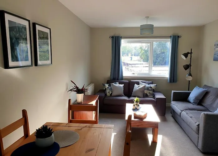 Modern Flat Near Murrayfield Stadium, Sleeps 4