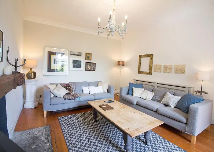 Unique And Private Georgian Farm House In The City