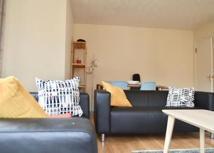 2 Bedroom Flat By Harrison Park