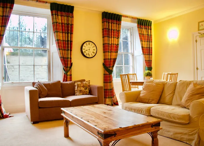2 Bedroom Flat In Newtown, Edinburgh