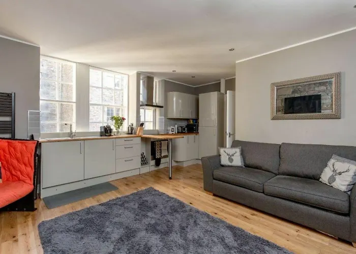 Beautiful Newly Decorated Flat On The Royal Mile!
