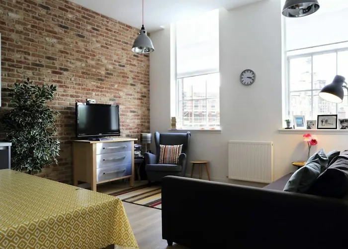 Spacious 2 Bedroom Loft In Converted School!