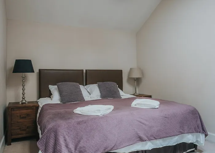 Reizand Apartments, Young St