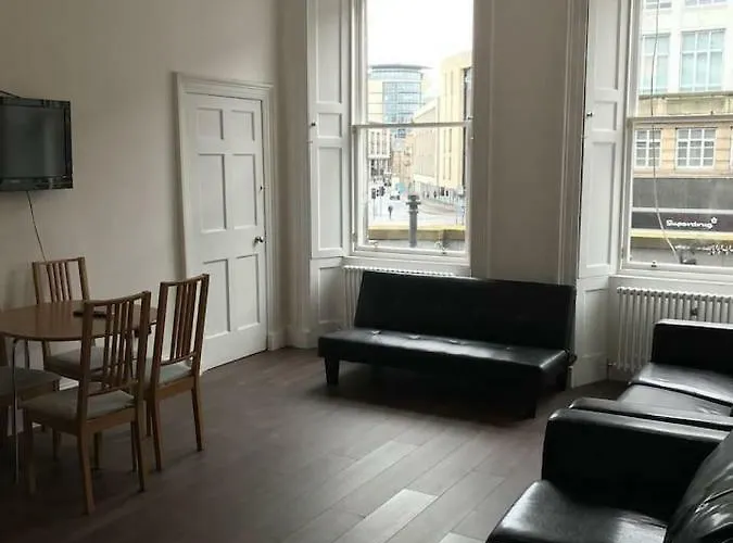 Central Lothian Road Apartment Sleeps Upto 16