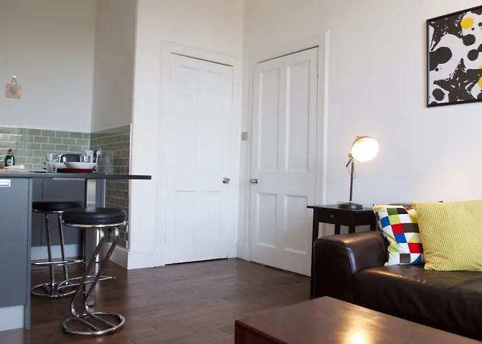 2 Bedroom Flat Near City Centre