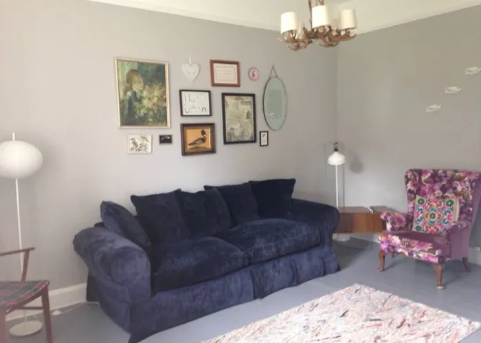 2 Bedroom Flat In Holyrood Park Sleeps 5
