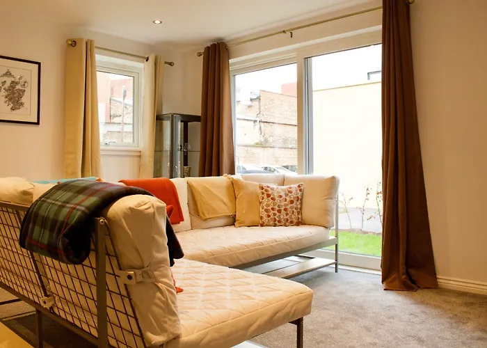 Cosy 2-Br Flat In Popular Broughton - Sleeps 4