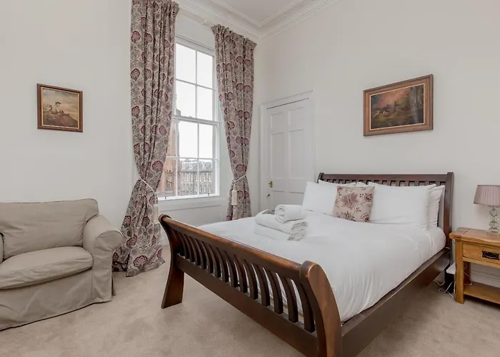 Spacious North St Andrew\'S Street Apartment