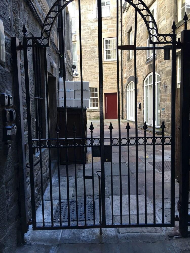 - Royal Mile Apartment *