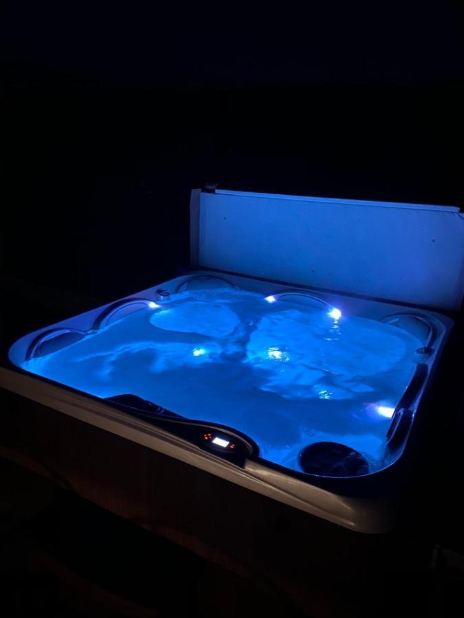 The Pod With Hot Tub Juniperlea