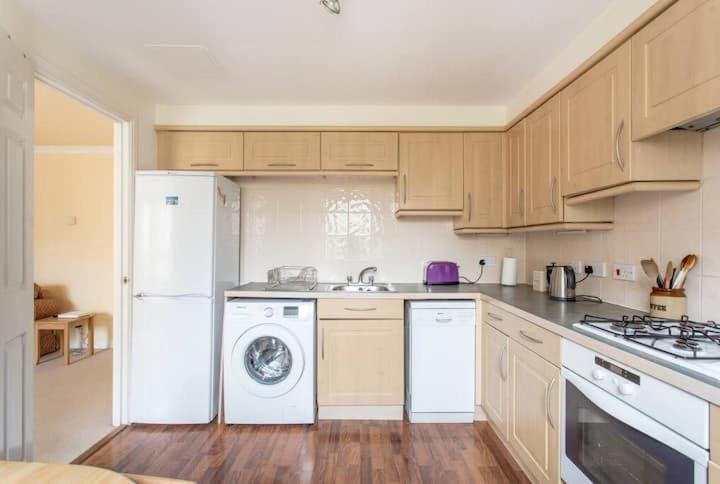 Dicksonfield - Modern 2 Bed, 2 Bath Close To Centre Apartment Edinburgh