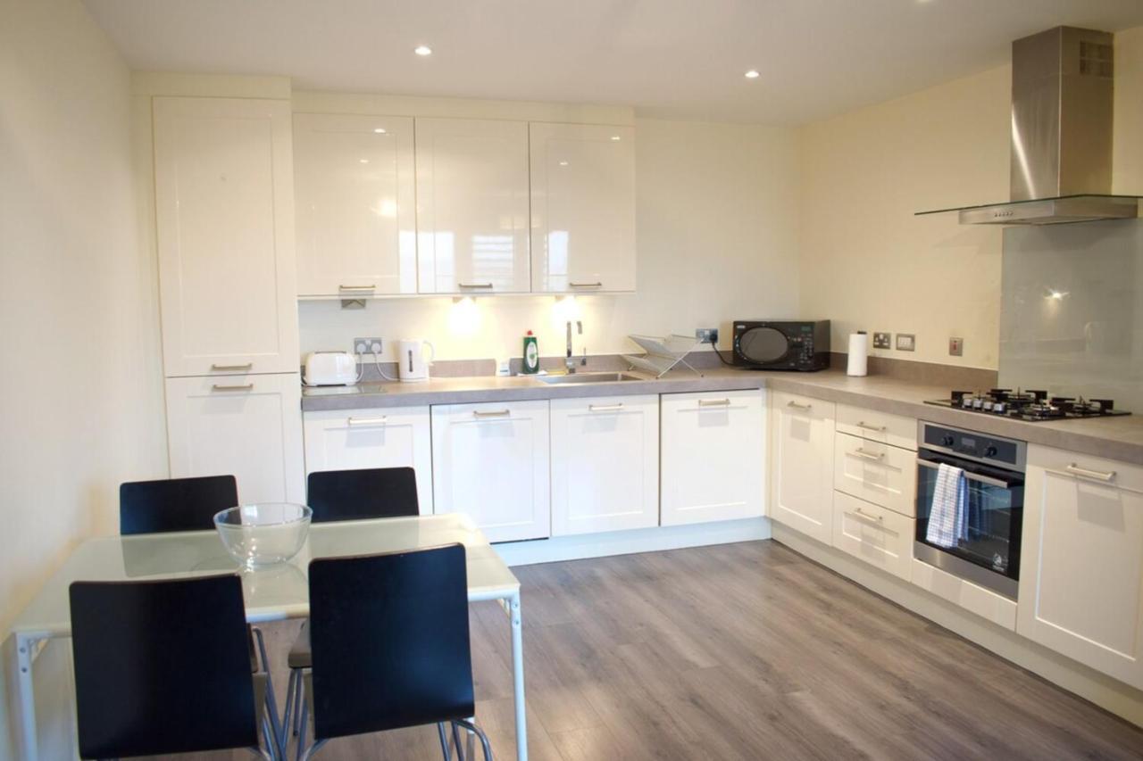 Large And Modern 2 Bed 2 Bath Apartment Edinburgh