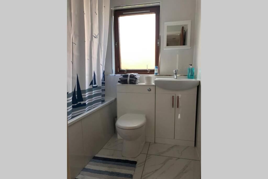 Apartment Chic 2 Bed With Free Parking- Recently Redecorated, 10 Minutes To Centre Edinburgh