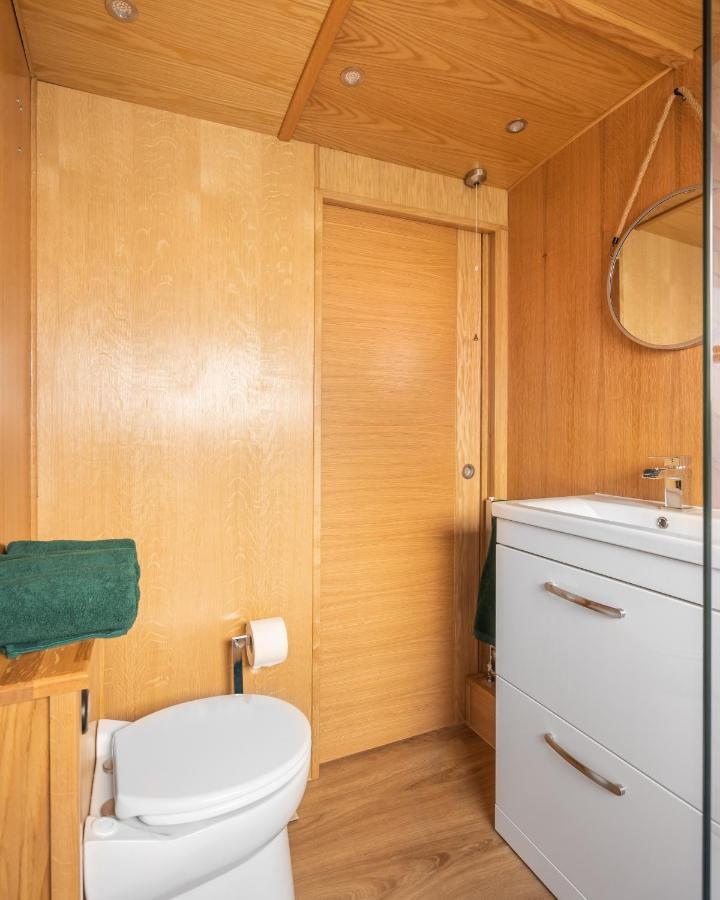 Botel - Houseboats EDI