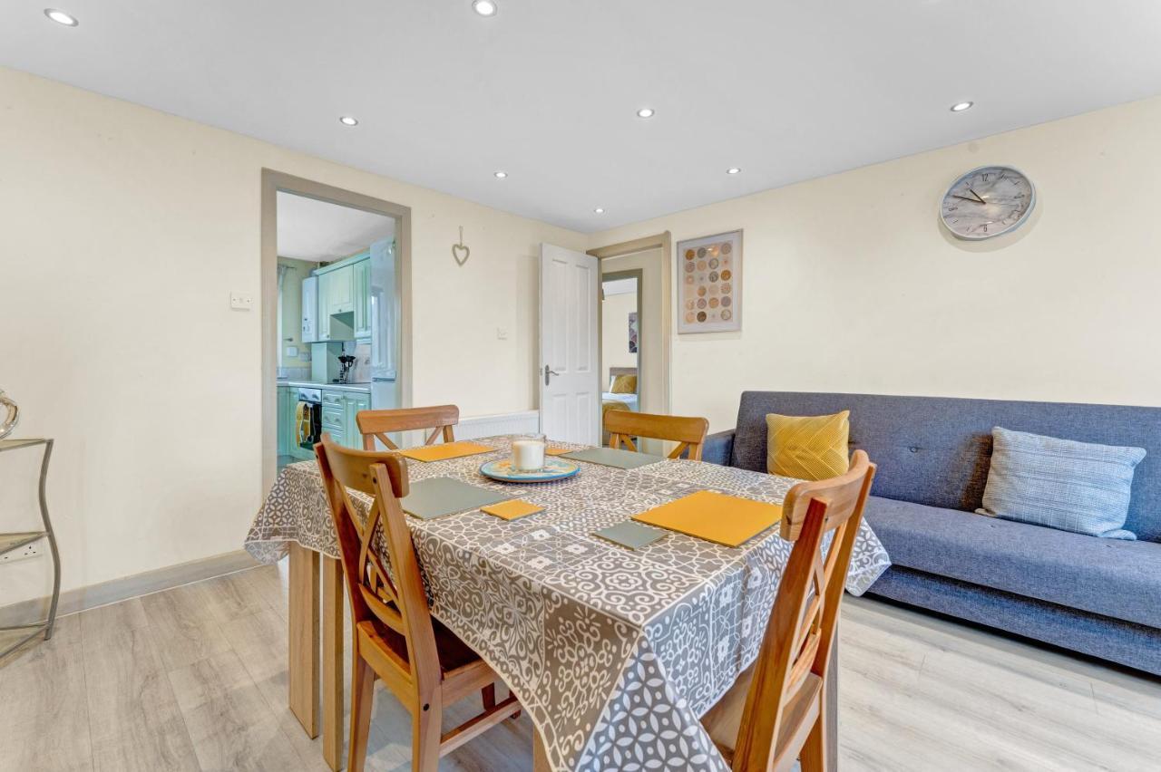 Modern & Spacious 3 Bedroom In Heart Of - Private Car Park On Site & Stunning Views Of Arthur Seat - Sleeps 10 * Edinburgh