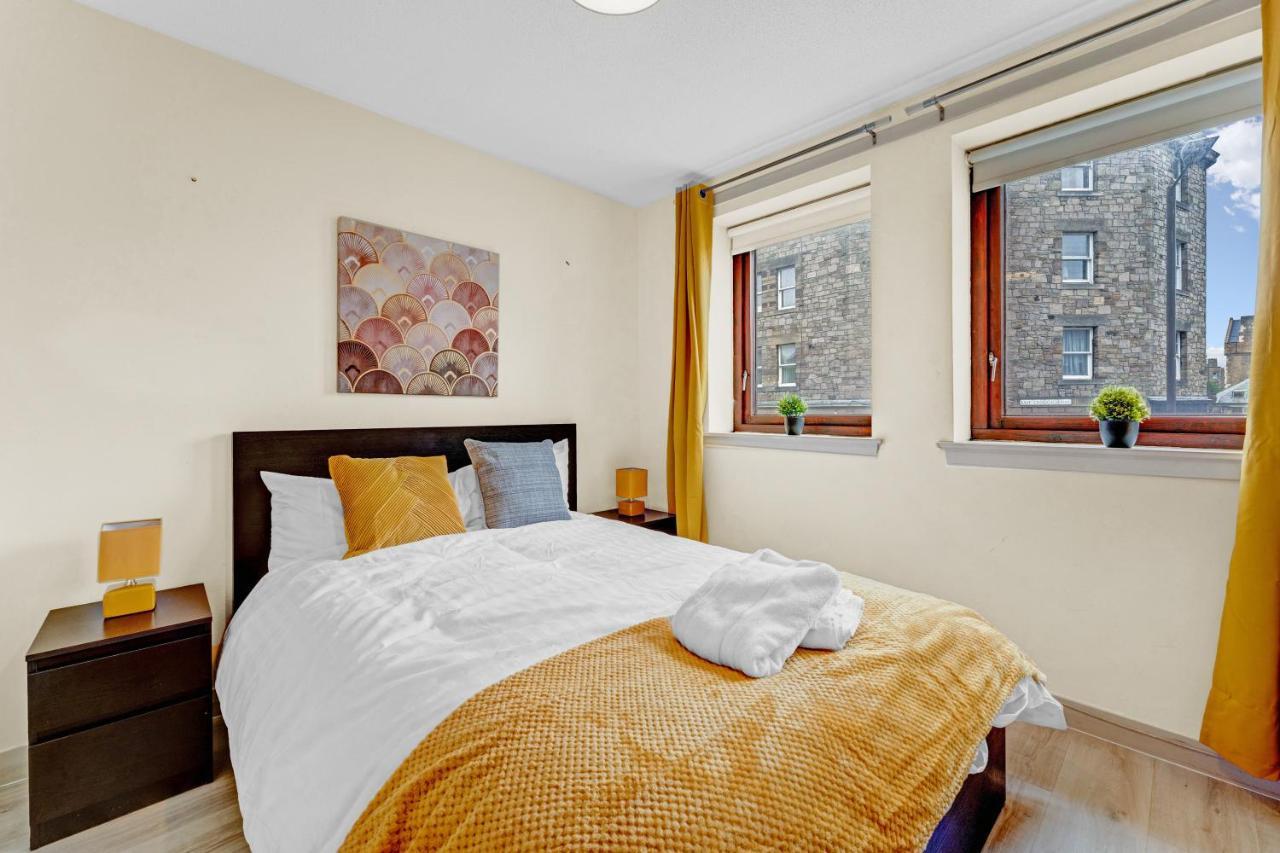 Modern & Spacious 3 Bedroom In Heart Of - Private Car Park On Site & Stunning Views Of Arthur Seat - Sleeps 10 Apartment Edinburgh