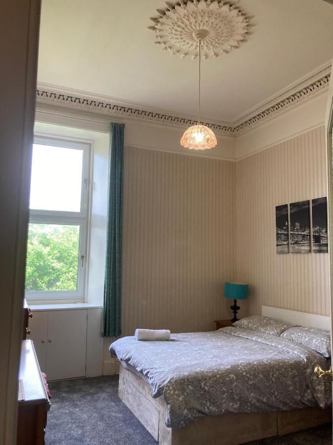 Victorian 3 Bedroom With Free Parking And Private Garden * EDI