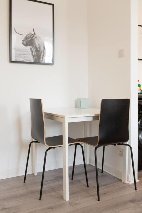 Modern & Bright 1 Bed For 4 Close To Centre! Apartment *