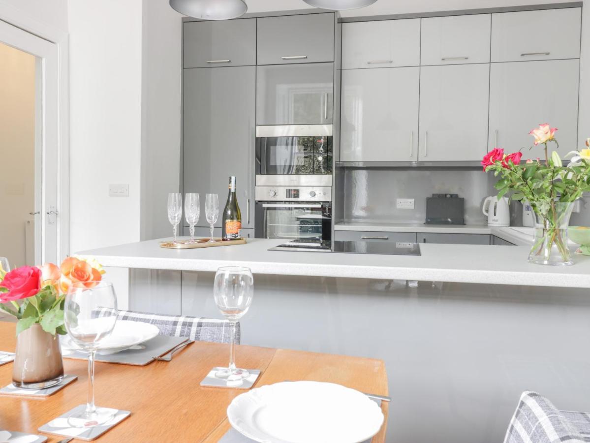 6 Coltbridge Gardens *