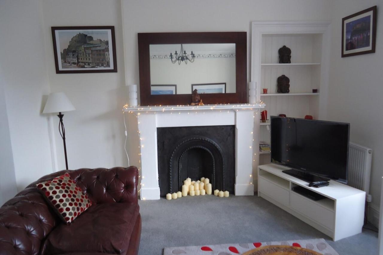 Modern And Colourful Flat By The Castle