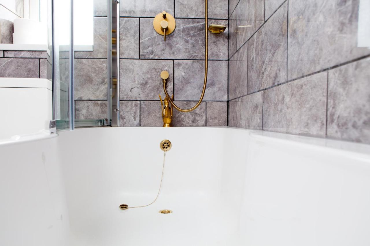 Holiday home Luxury Arthur Seat Viewtownhouse With A Hot Tub *
