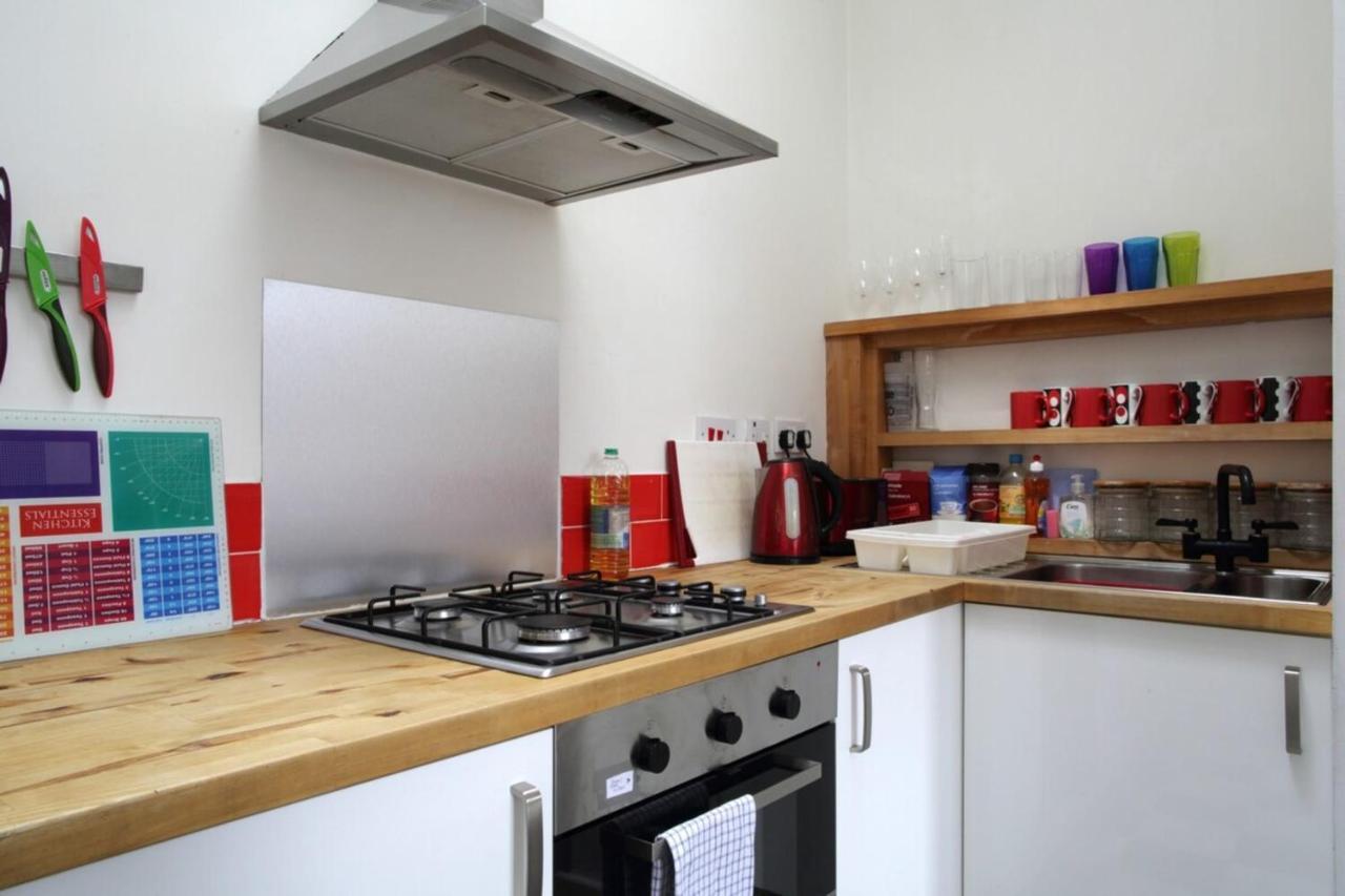 Modern And Colourful Flat By The Castle * Edinburgh