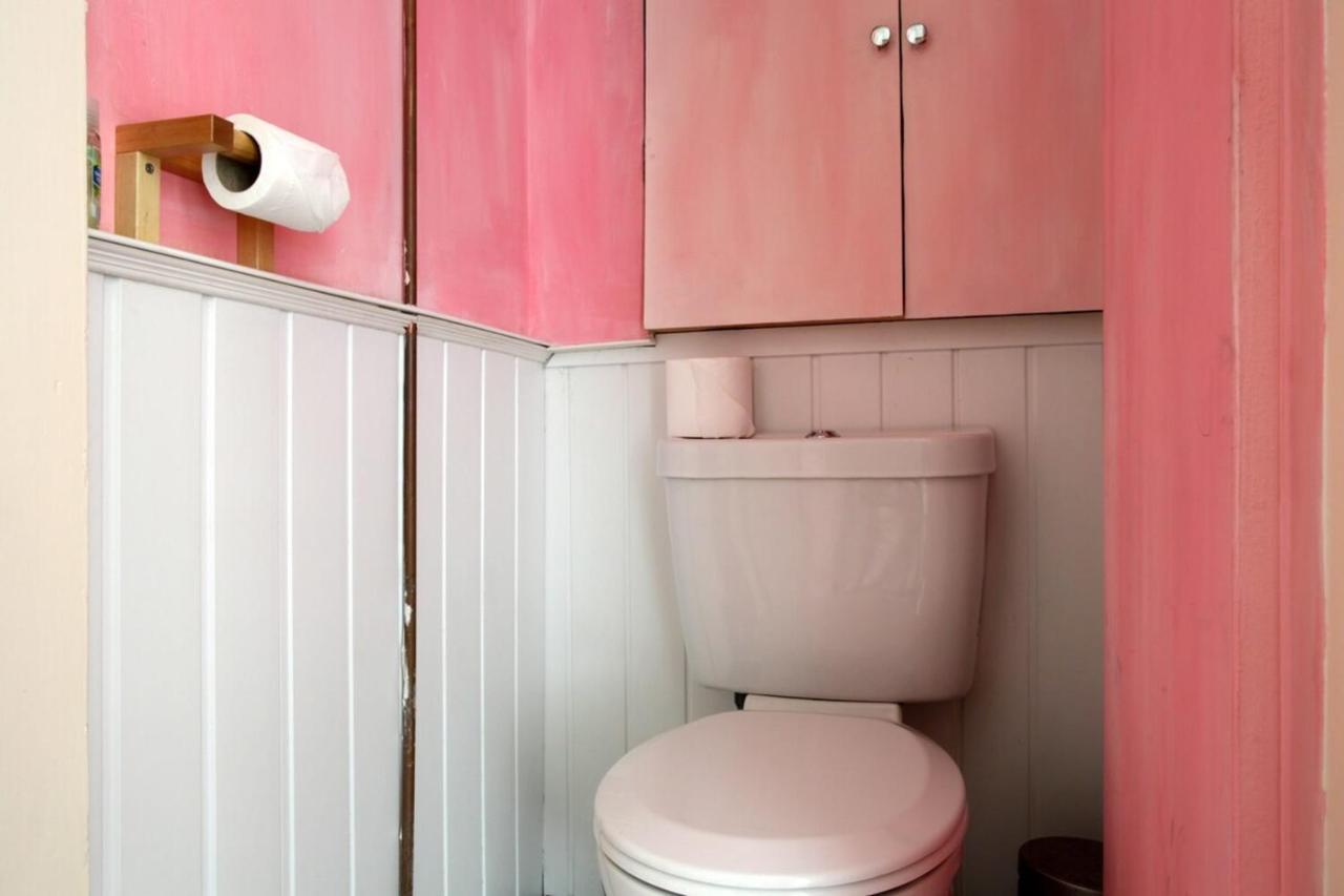 Modern And Colourful Flat By The Castle Apartment Edinburgh