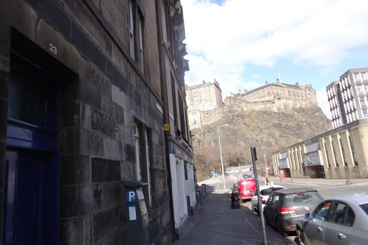 Modern And Colourful Flat By The Castle Edinburgh