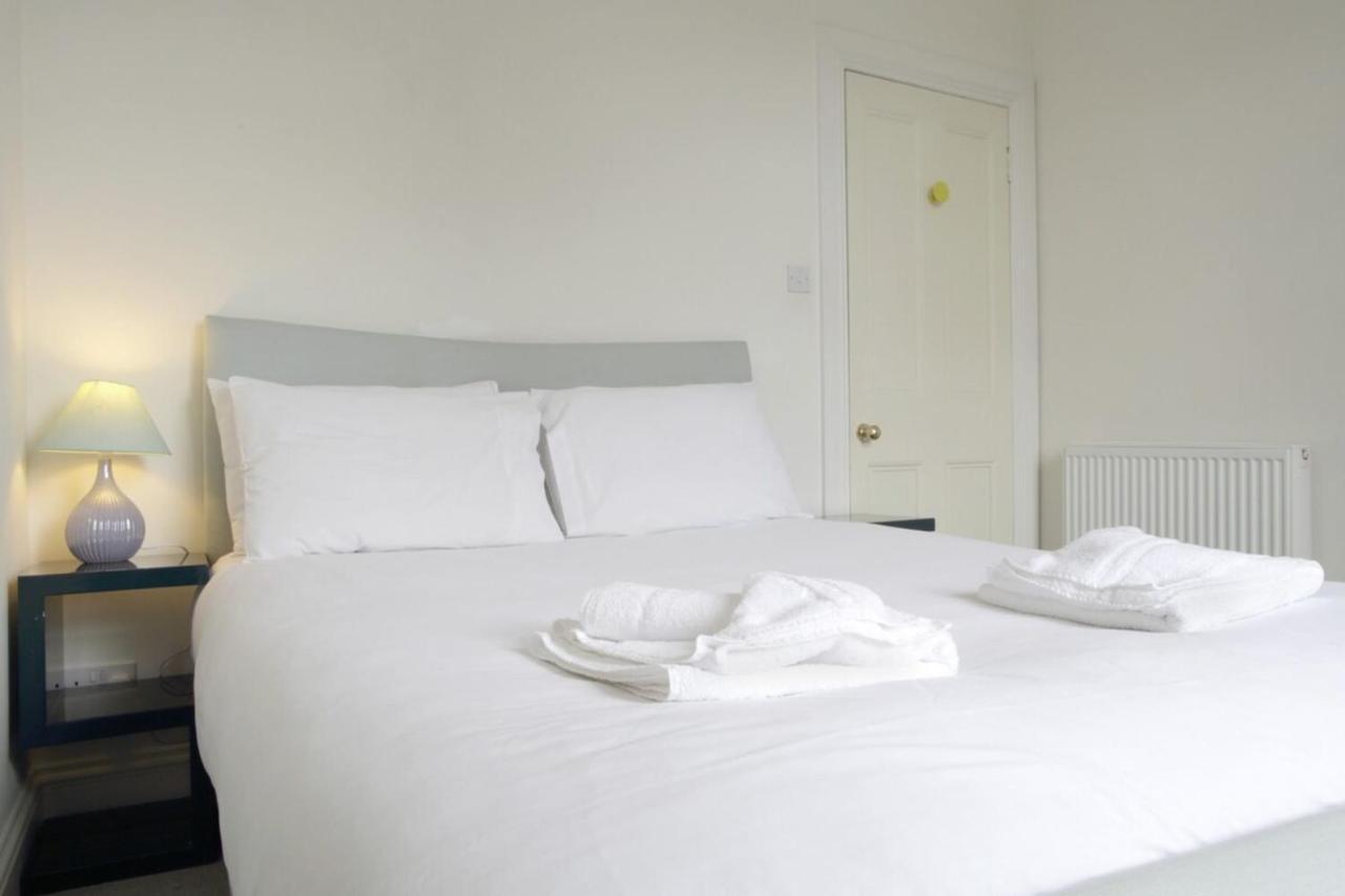Apartment Modern And Colourful Flat By The Castle Edinburgh