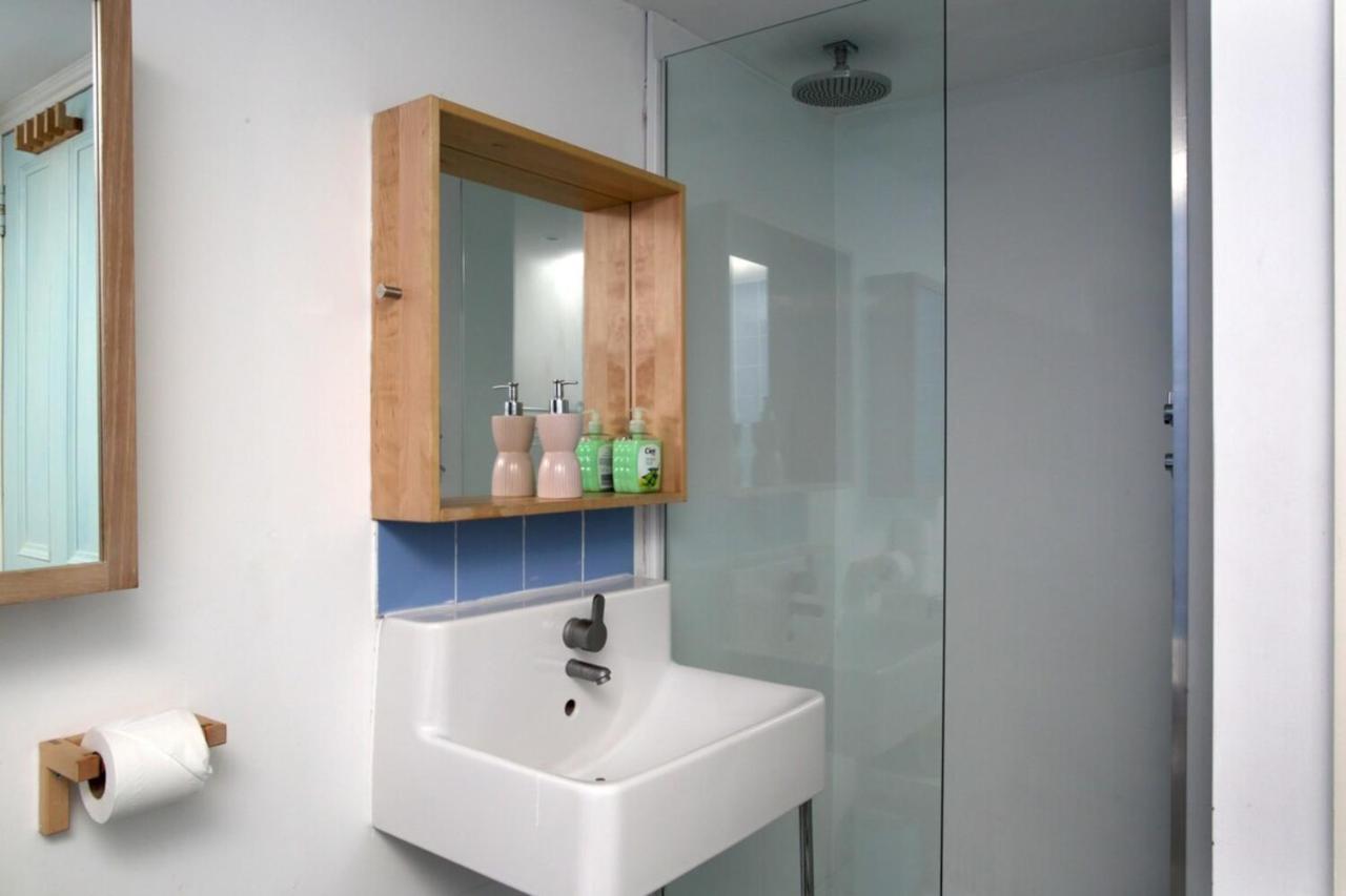 Modern And Colourful Flat By The Castle Apartment