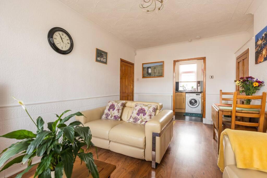 Beautiful 2 Bedroom Flat In * Edinburgh
