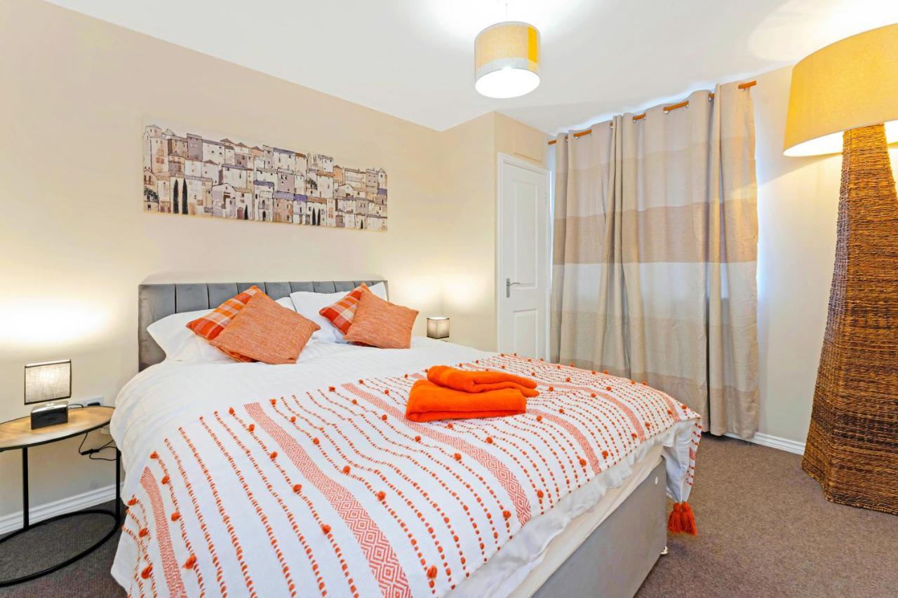 Modern & Spacious 2 Bedroom Serviced Next To Lochend Park - Private Underground Parking & Lift Available - Close To Centre Apartment Edinburgh