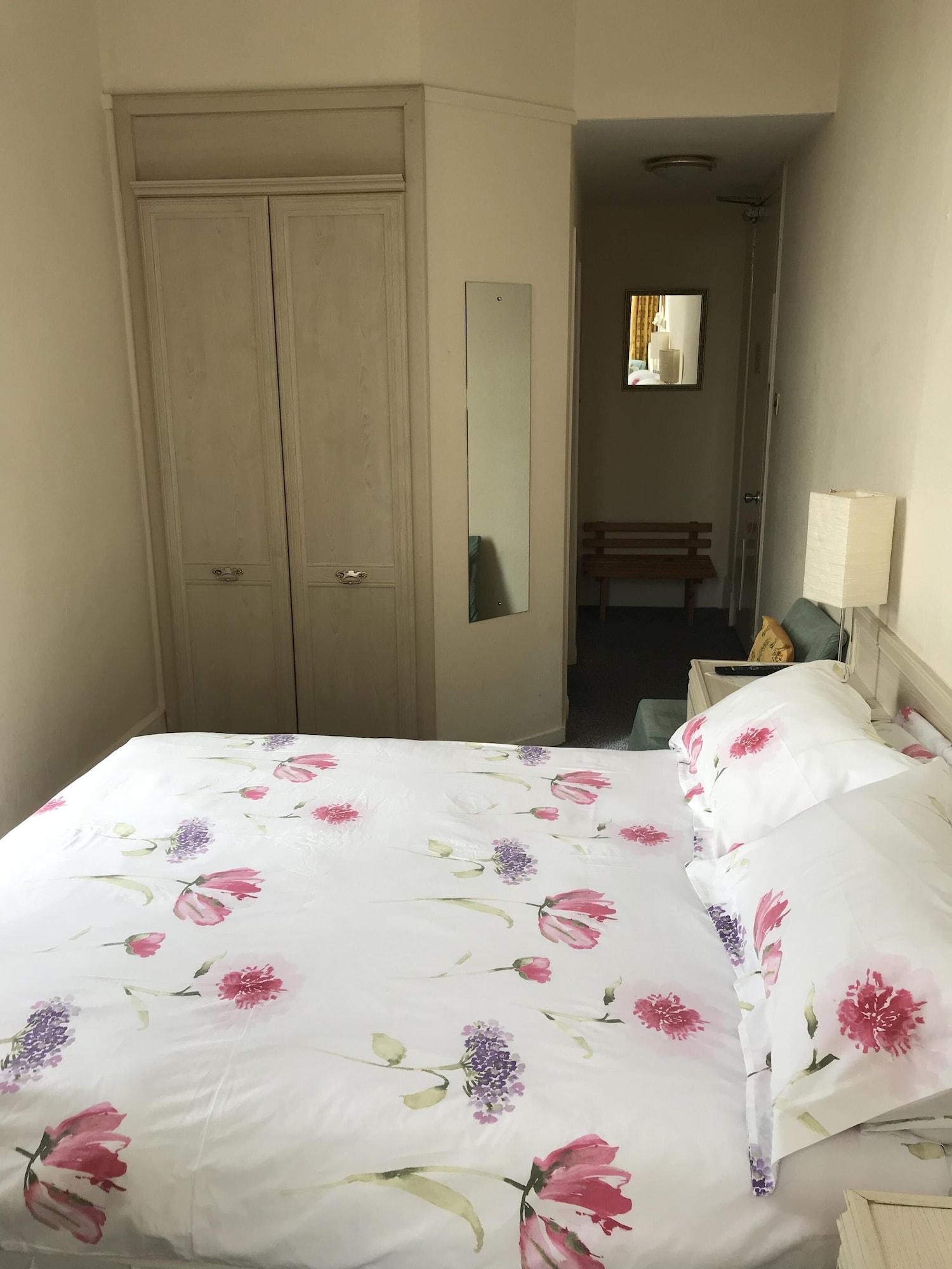 Dorstan House 3*