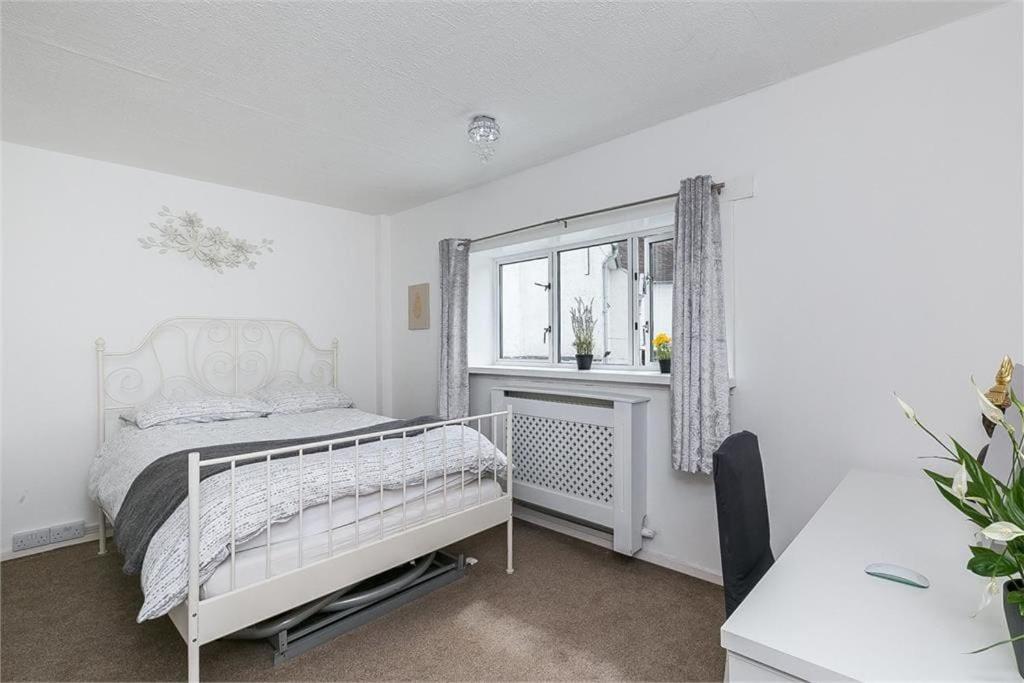 Holiday home Dreghorn House 4 Bedrooms 3 Toilets 3 Reception Free Parking 233 Mbp Wifi