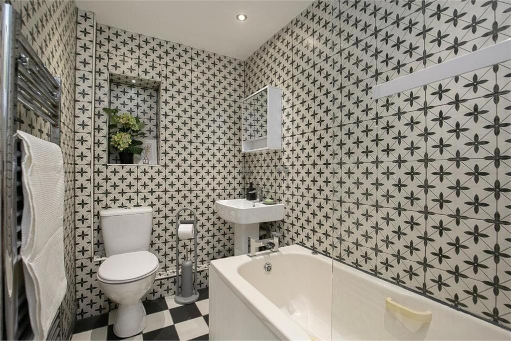 Dreghorn House 4 Bedrooms 3 Toilets 3 Reception Free Parking 233 Mbp Wifi Holiday home Edinburgh